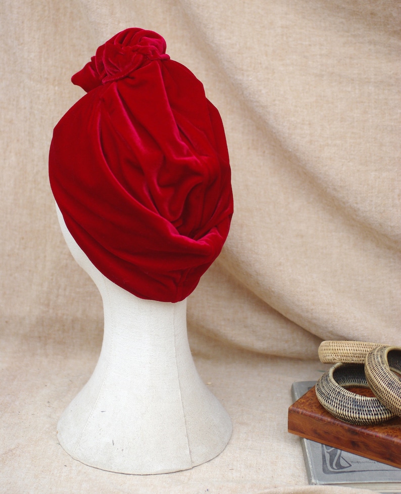 Roter Samt Turban zu Weihnachten & Silvester // elegantes Accessoires in Retro Look der 20er Jahre // Vintage Outfit Kopfbedeckung rot Bild 6