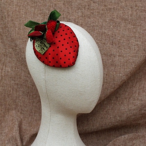 Rote Erdbeere // Valentin & Verlobung // Haarschmuck Accessoires Hütchen Fascinator // Beere Vintage Hochzeit 50er Motto Party Headpiece