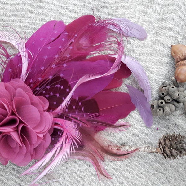 Comes love Fascinator mauve pink fuchsia Federn Haarschmuck headpiece Hochzeit Brautschmuck violett lila pink Kopfschmuck malve rosenholz