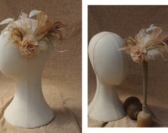 Fascinator caramel nude creme beige // Haarschmuck aus Federn // headpiece für Hochzeit, Taufe // Vintage Haarschmuck in karamel