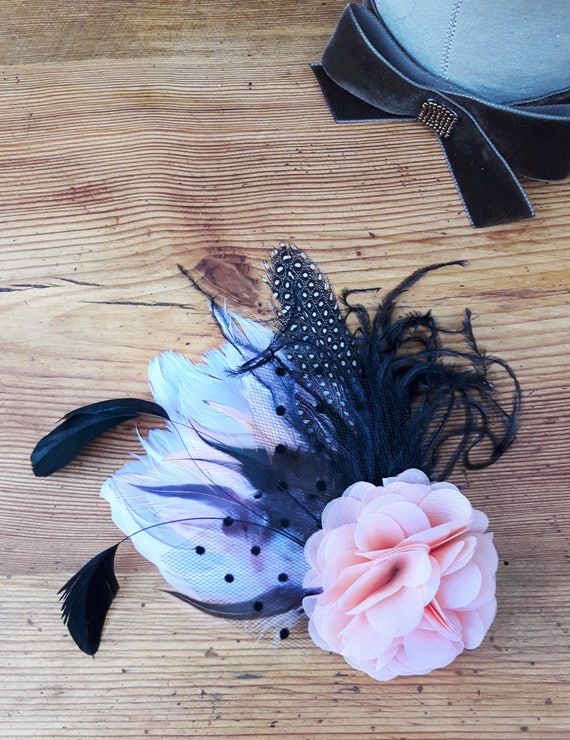 Fascinator /'Dots/' mit Federn gepunktet apricot Haarschmuck Braut Faszinator