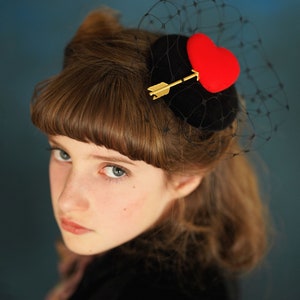 Headpiece Fascinator buslesque Ascot Valentine Vintage Veil Velvet heart 30-ties 50-ties black red elegant extravagant Bridesmaid retro red image 2