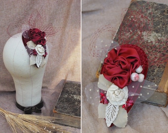 Bijoux cheveux en bordeaux / crème pour mariage ou baptême // Fascinateur de chapeau en rouge foncé // Plumes de voile rose // Coiffe rouge