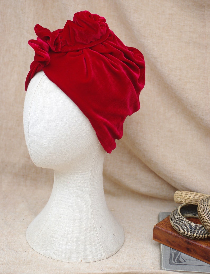 Roter Samt Turban zu Weihnachten & Silvester // elegantes Accessoires in Retro Look der 20er Jahre // Vintage Outfit Kopfbedeckung rot Bild 5