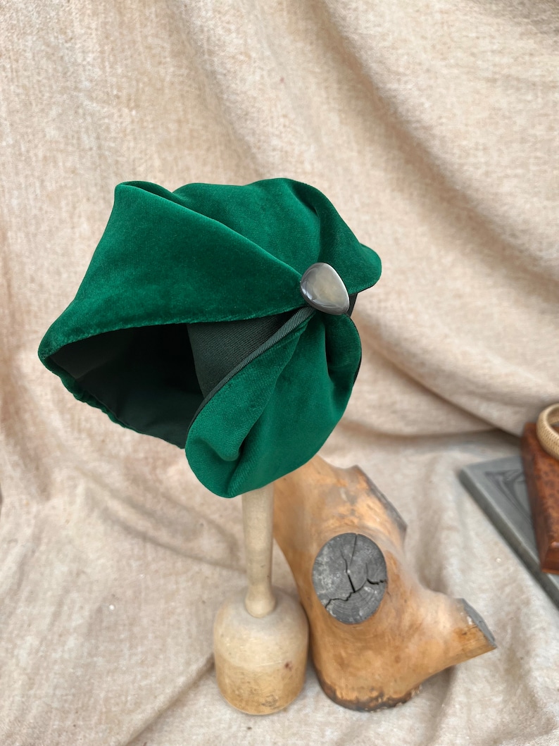 Billard green Velvet Half Hat with mother of pearl // emerald Headpiece Vintage 30s 20s Art Deco // Diva Look // Headband Fascinator spring image 7