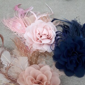 Fascinator accesorios para el cabello azul oscuro azul plumas novia desnuda beige novia madre tocado boda novia joyería nupcial dama de honor verde oscuro imagen 3