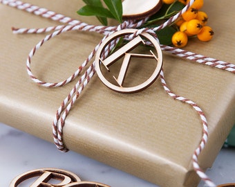 Etiquetas iniciales de regalo de madera - Regalo del 5º aniversario - Etiquetas de regalo iniciales - Etiqueta de nombre de madera - Etiquetas iniciales - Etiqueta de carta - Etiquetas de favor de boda