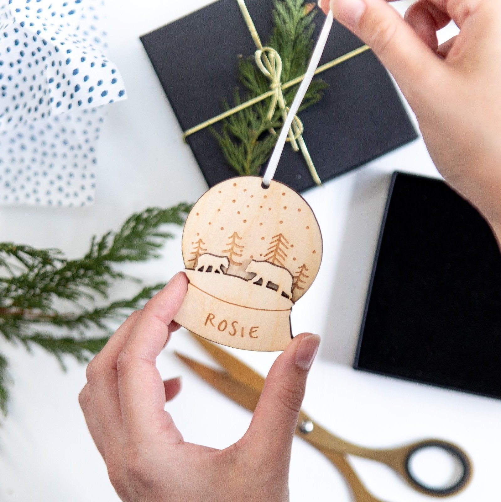 Boule à Neige Personnalisée Boule de Noël Ours - Décoration Nom en Bois