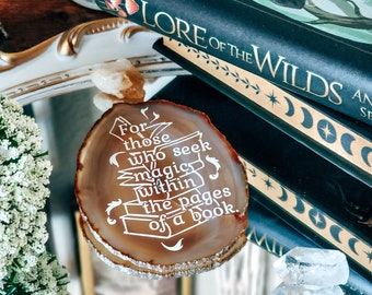 For those who seek magic in the pages of a book | Green Agate Slice Shelf Bokshelf Decore | Lore Of the Wilds by Analeigh Sbrana Quote Art