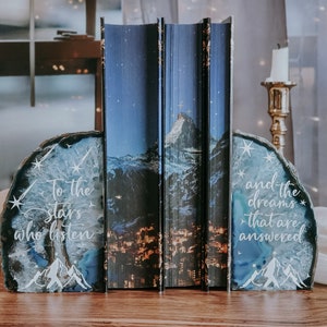 To the Stars who Listen - Sarah J Maas Agate Slice book End - Book Quote Blue Bookend - A Court of Thorns and Roses - Bookshelf Decor