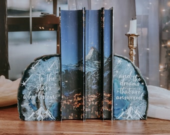 To the Stars who Listen - Sarah J Maas Agate Slice book End - Book Quote Blue Bookend - A Court of Thorns and Roses - Bookshelf Decor