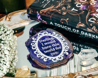 Décoration d'étagère pour les lecteurs de livres de Scarlett St. Clair - Citation de la série A Touch of Darkness sur une tranche d'agate violette