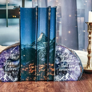 To the Stars who Listen - Sarah J Maas Agate Slice book End - book Quote purple Bookend - A Court of Thorns and Roses - Bookshelf Decor