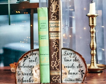 Ihre Seele gehört Worten & Büchern. Jedes Mal, wenn sie liest, ist sie zu Hause." - Achat Buchstützen für Bücherregal