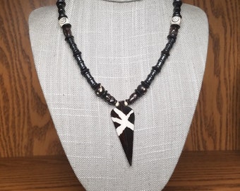 Collar de cuentas de madera con punta de flecha ósea