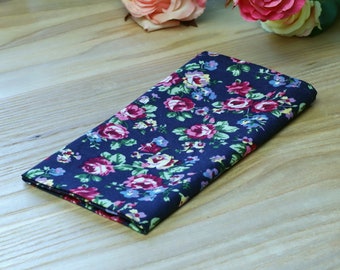 Può includere: Un fazzoletto da taschino blu navy con un motivo floreale con rose rosa, rosse e bianche. Il tessuto ha una leggera lucentezza.
