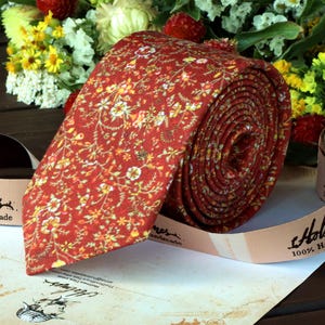 Stropdas met oranje bloemen - SIENNA herfst bruiloftsstropdas, terracotta stropdassen met wilde bloemen herfstroest bruiloft skinny stropdas delicate bloemen bloemen stropdas