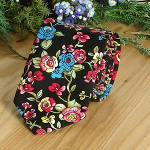 Floral Krawatte Schwarz mit Cranberry Herren Krawatten Rot Floral Krawatte Herren dünne Krawatte Hochzeit Krawatten Krawatte für Männer Hosenträger Sonderbestellung