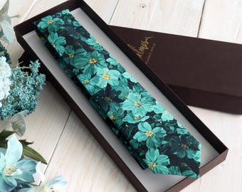 Corbata floral verde azulado, corbata de boda turquesa, corbata verde pavo real, corbata de padrinos de boda con gemas, corbata de flores silvestres, corbata de boda botánica, corbata de novio con flores,