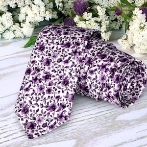 PLUM Floral Tie - Dark Purple Chinoiserie Floral Wedding Ties, Burgundy Men&#39;s skinny tie, Groomsmen Neckties, Aubergine Tie, Handmade Tie