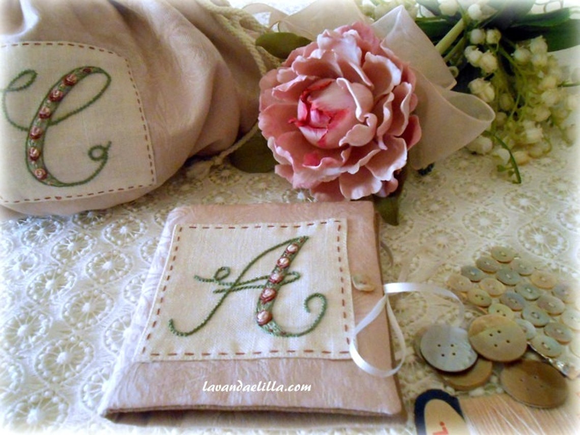LETTERE ALFABETO RICAMATO CORSIVO 25MM -ROSA BABY LETTERE ALFABETO RICAMATO CORSIVO 25MM -ROSA BABY
