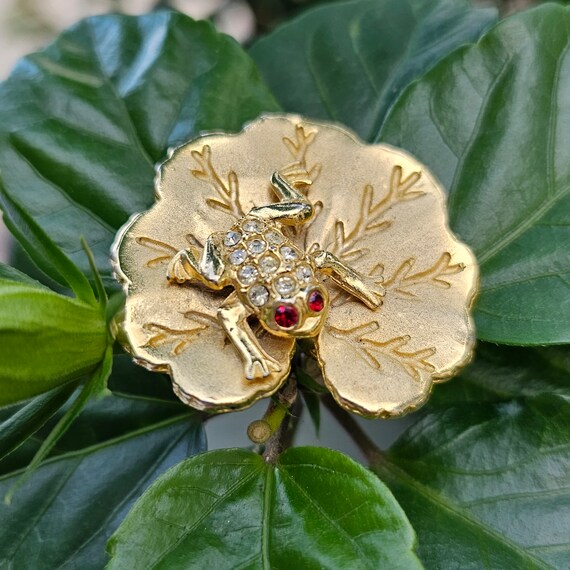 Retro Crystal Frog on Lily Pad Gold Tone 1.5" - image 1