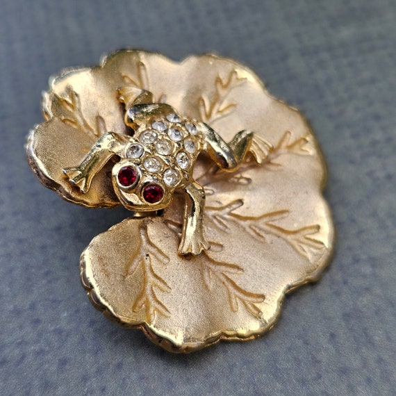 Retro Crystal Frog on Lily Pad Gold Tone 1.5" - image 7