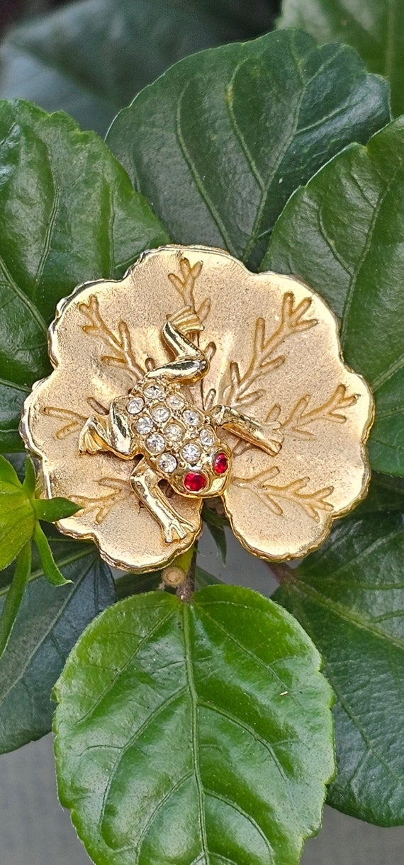 Retro Crystal Frog on Lily Pad Gold Tone 1.5" - image 5