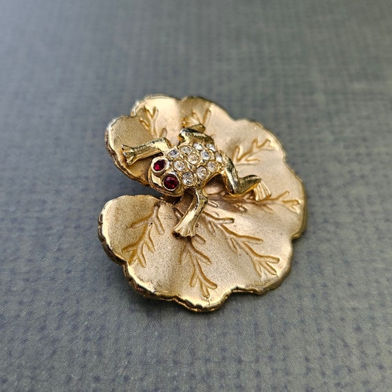 Retro Crystal Frog on Lily Pad Gold Tone 1.5" - image 4