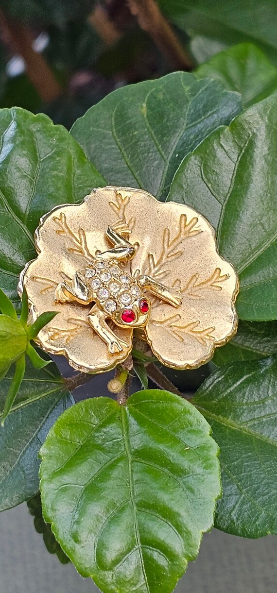 Retro Crystal Frog on Lily Pad Gold Tone 1.5" - image 6