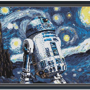 Könnte beinhalten: Kreuzstich-Kunst von R2-D2 aus Star Wars, vor einem wirbelnden Nachthimmel, der an Van Goghs "Sternennacht" erinnert. Das Kunstwerk zeigt einen blau-weißen Astromech-Droiden mit detailliertem, strukturiertem Aussehen, gerahmt in einem schwarzen Rahmen.