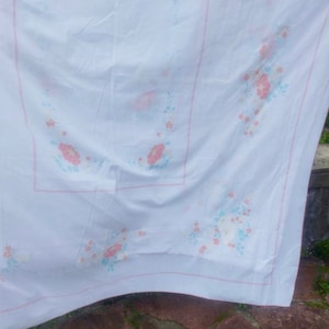 White vintage tablecloth with flower motif. Vintage floral fabric, 60s embroidered tablecloth, vintage cotton fabric, vintage table linen