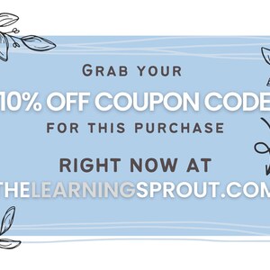 Puede incluir: Un rect&aacute;ngulo azul con esquinas redondeadas y texto blanco que dice "GRAB YOUR 10% OFF COUPON CODE FOR THIS PURCHASE RIGHT NOW AT THELEARNINGSPROUT.COM". El rect&aacute;ngulo est&aacute; decorado con dise&ntilde;os florales negros en las esquinas superior e inferior.