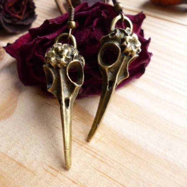 Boucles d'oreilles crâne de corbeau, crâne d'oiseaux, tête de mort fine longue, bijou gothic, crânes en bronze, bijou d'oreilles crânes