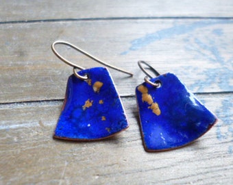 boucles d'oreilles en cuivre émaillé  bleu profond, trapèze, bijoux d'oreilles pendantes émail bleu, fait main, rustique, cadeau pour femme