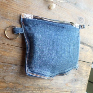 porte-monnaie en denim avec femeture éclair, jean recyclé, accesoire homme, éco responsable, porte cartes jean, attache porte-clés, pochette