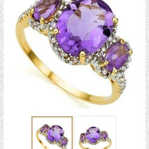 Könnte beinhalten: Ein goldener Ring mit drei ovalen Amethyst-Edelsteinen. Der mittlere Stein ist größer als die beiden seitlichen Steine. Alle drei Steine sind von einem Heiligenschein aus kleineren, klaren Edelsteinen umgeben.