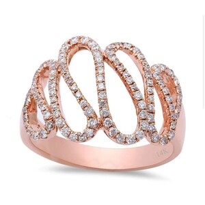 Könnte beinhalten: Roségoldener Ring mit einem fließenden, offenen Design. Der Ring ist mit zahlreichen kleinen, funkelnden Diamanten besetzt. Der Ring ist mit "14K" markiert. Der Stil ist elegant und modern, passend für besondere Anlässe.