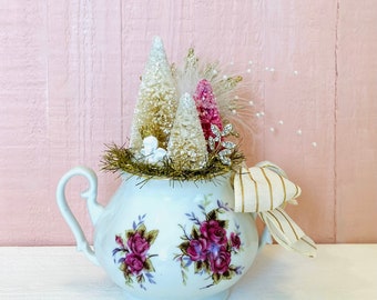 Botella cepillo árbol rosa y blanco arreglo navideño con copos de nieve pedrería pequeño querubín con corona vintage floral china azucarero