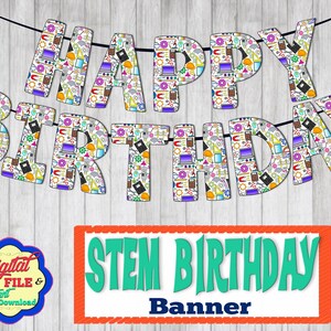 Puede incluir: Una pancarta de cumpleaños STEM imprimible con las palabras "Feliz cumpleaños" en letras blancas con un patrón STEM colorido. La pancarta está sobre un fondo de madera con un cartel que dice "STEM Birthday Banner".