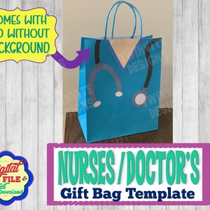 Puede incluir: Una plantilla de bolsa de regalo azul con un estetoscopio y un cuello blanco, para enfermeras o m&eacute;dicos. El texto "NURSES/DOCTOR'S Gift Bag Template" est&aacute; en la parte inferior de la imagen.