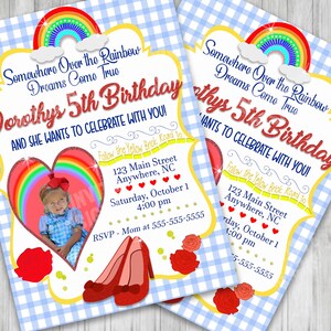 Puede incluir: Una invitación imprimible para una fiesta de cumpleaños de 5 años con el tema "Somewhere Over the Rainbow". La invitación presenta un corazón rojo con un arcoíris, una foto de una niña, zapatillas rojas de rubí y un diseño de camino de ladrillos amarillos. El texto dice "¡Es el 5º cumpleaños de Dorothy y quiere celebrarlo contigo!"