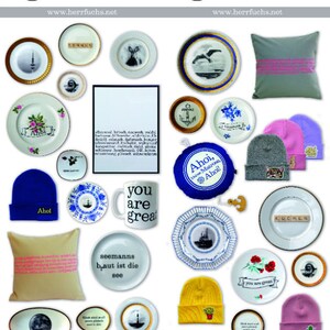 K&ouml;nnte beinhalten: Eine Sammlung bunter Keramikteller, Tassen und Kissen mit nautischen Motiven. Die Teller zeigen verschiedene Designs, darunter ein Schiff, eine M&ouml;we und einen Leuchtturm. Die Tassen zeigen den Text "you are great" und "seemanns baut ist die see". Die Kissen zeigen den Text "Ahoi" und "you are great".