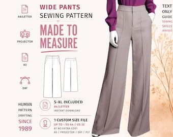 Może przedstawiać: Wykrój krawiecki na szerokie spodnie z tekstem WIDE PANTS SEWING PATTERN, MADE TO MEASURE, S-XL INCLUDED oraz 1 CUSTOM SIZE FILE UP TO EU 64 / US 32. Obraz przedstawia manekin ubrany w jasnobrązowe spodnie z szerokimi nogawkami.