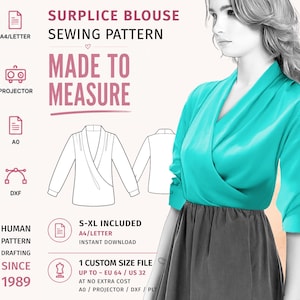 Op de afbeelding: Een naaipatroon voor een overslagblouse met de tekst SURPLICE BLOUSE SEWING PATTERN, MADE TO MEASURE, HUMAN PATTERN DRAFTING SINCE 1989, S-XL INCLUDED en 1 CUSTOM SIZE FILE. De afbeelding toont een blauwgroene blouse met lange mouwen.