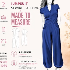Op de afbeelding: Een digitaal naaipatroon voor een blauwe jumpsuit met korte mouwen, een V-hals en zijzakken. De afbeelding bevat de tekst JUMPSUIT SEWING PATTERN, MADE TO MEASURE en S-XL BUNDLE, samen met technische lijntekeningen en iconen voor bestandsformaten.