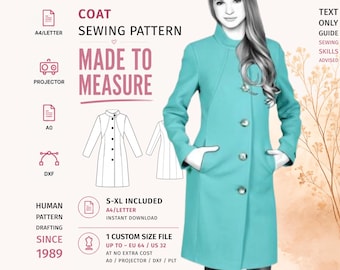 Op de afbeelding: Een naaipatroon voor een blauwgroene jas met een hoge kraag en vier knopen. De tekst bevat COAT SEWING PATTERN, MADE TO MEASURE, S-XL INCLUDED en 1 CUSTOM SIZE FILE UP TO EU 64 / US 32. Iconen voor A4/LETTER, PROJECTOR, A0 en DXF zijn zichtbaar.