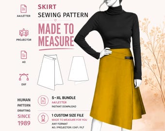Peut inclure: Un patron de couture pour une jupe portefeuille jaune moutarde avec une boucle noire à la taille. Le graphique inclut le texte SKIRT SEWING PATTERN, MADE TO MEASURE, et S-XL BUNDLE, avec des icônes pour les formats A4/LETTER, PROJECTOR, A0 et DXF.