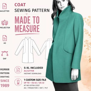 Könnte beinhalten: Ein Schnittmuster für einen türkisfarbenen Mantel mit dem Text COAT SEWING PATTERN, MADE TO MEASURE, S-XL INCLUDED und 1 CUSTOM SIZE FILE UP TO EU 64 / US 32. Das Bild zeigt eine technische Strichzeichnung des Mantels neben einem Foto des fertigen Kleidungsstücks.