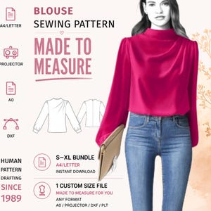 Op de afbeelding: Een naaipatroon voor een fuchsia blouse met lange mouwen en een hoge halslijn. De afbeelding bevat de tekst BLOUSE SEWING PATTERN, MADE TO MEASURE, S-XL BUNDLE en HUMAN PATTERN DRAFTING SINCE 1989, naast iconen voor A4, A0, projector en DXF-bestanden.